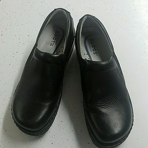 black shoes klogs